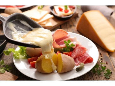 Servir un e raclette son origine est Suisse