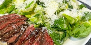 Du rump steak ou rumsteak et salade César