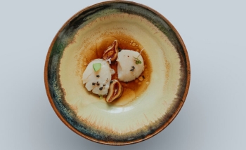 Saint Jacques poelées et jus de poivron jaune au thé