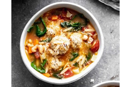 Une soupière de minestrone et boulettes de veau