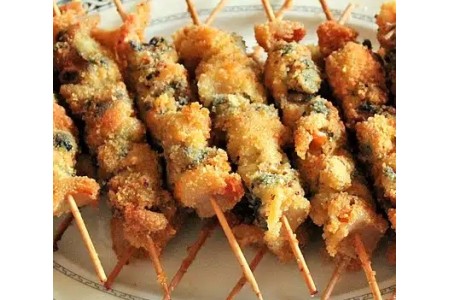 Des brochettes de moules panées