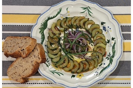 Une garniture de concombre épicé servi tiède