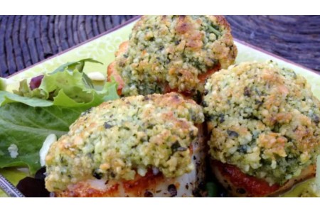 Saint Jacques grillées au four au crumble de pesto