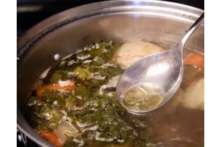 Fond de veau sur le fourneau