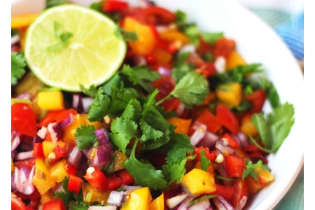 Salsa à la mangue poivron et oignon rouge