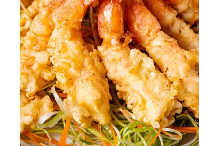 Des crevettes dans la pâte à tempura
