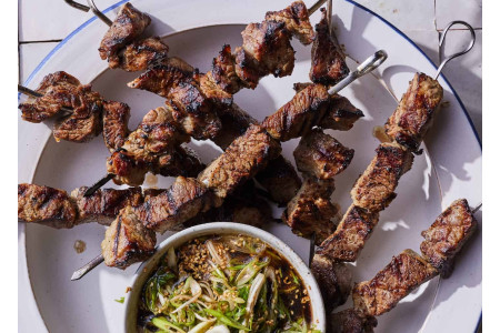 Brochettes grillées de faux-filet mariné dip aux oignons nouveaux