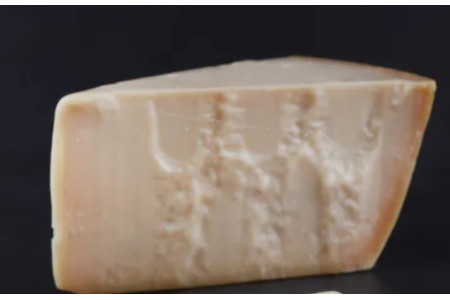 Un bloc de parmesan