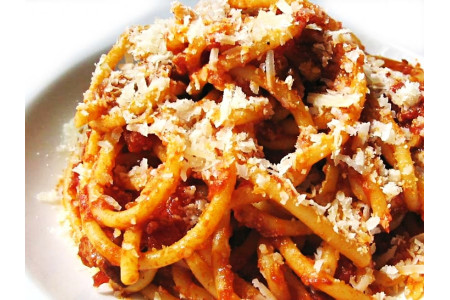 Pasta Amatriciana  épaisses  et cylindrique