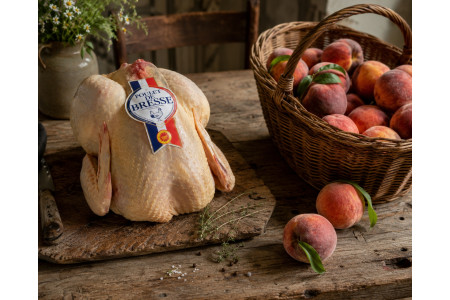 Poulet de Bresse et panier de pêches