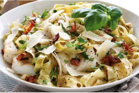 Fettuccine façon carbonara de morue et parme