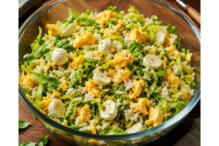 Recette Salade de riz mozzarella billes chiffonnade de salade et œufs scrambled pour la canicule