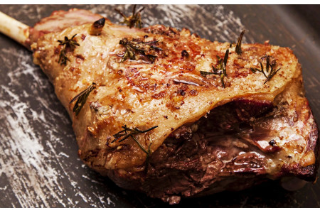 Gigot d'agneau braisé à la cocotte sur lit de couenne