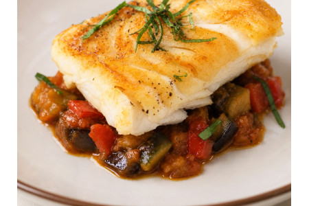 Recette Dos de merlu poêlée à la graisse de canard et jus de ratatouille beurré