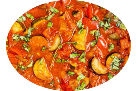 Ratatouille aux légumes de saison cuite avec une majorité de tomates