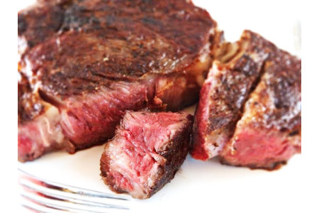 Faux-filet cuit avec la méthode inverse de saisie des viandes