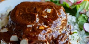 Un poulet couvert de sauce a la mole poblano