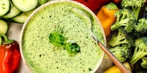 Un petit bol de sauce déesse verte 