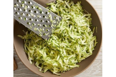 Des courgettes râpées et la rape